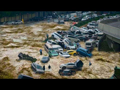 Right now! Hundreds of cars float through the streets like boats! Flooding in Santa Catarina, Brazil