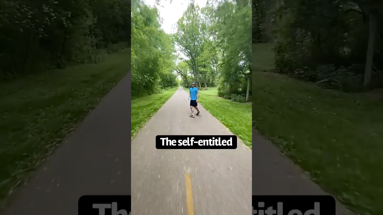 Putar video How different people react when you pass them on a bike. sekarang How different people react when you pass them on a bike.