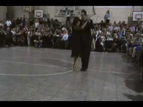  José Luis Ferraro  and  Ofelia Rosito  are  dancing  to  the  tango  "  Indio Manso  "