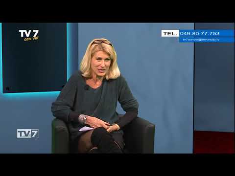Elena Cognito TV7 con voi 11/11/19 cosce in stivaloni alti e calze a rete