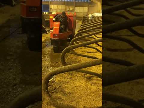 Bobman Self Propelled Cow Cubicle Bedder and Sweeper