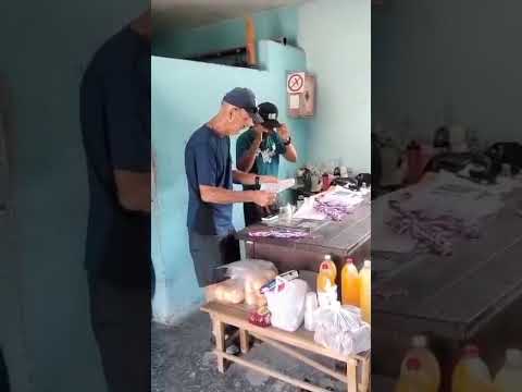 Los entrenadores Papo y Orestes  y escolares en Cárdenas matanzas gracias a las donaciones 