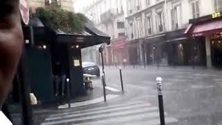 preview picture of video 'Heavy raining in Paris.'
