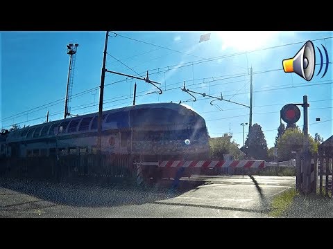 Passaggio a livello Via Boidi Cantalupo treno in transito # railroad crossing # spoorwegovergang