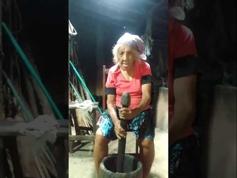 Vovó Alzira pilando café ☕ / CANHOTINHO / PE