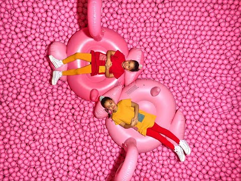 EveryBody Dance -Saveria & Thia | KidsSongs | Kinderlieder