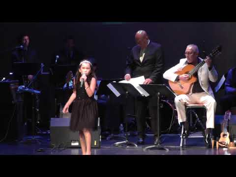 Allison Nordahl singing "Yo tengo dos papas" 2016