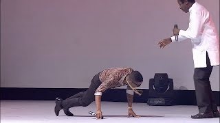 Wizkid Prostrates To King Sunny Ade during a colabo performance at the EbonyLife TV Launch