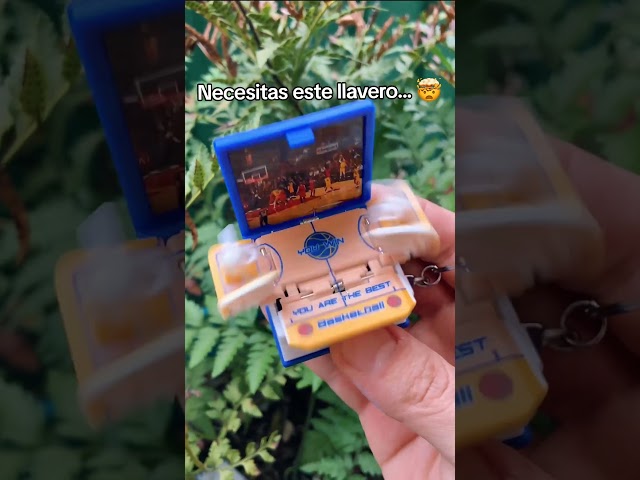 Vídeo relacionado con GONZTEL 1 pieza Llavero baloncesto giratorio en diseño 3D, metal para niños y amantes del deporte, regalos originales ideales fiesta, Navidad, Año Nuevo, cumpleaños
