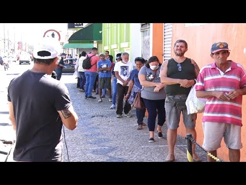 Voluntários organizam fila para evitar aglomeração no Bom Prato