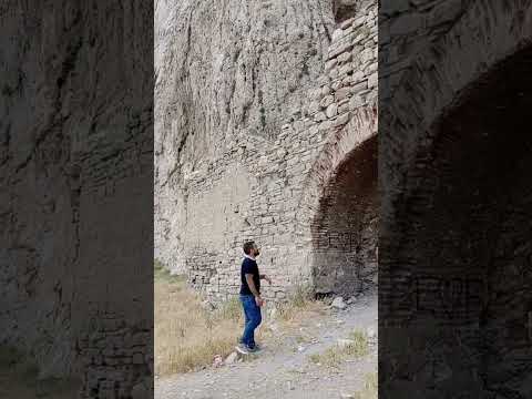 Van kalesinin etrafındaki tarihî kalıntılardan biri 🌼