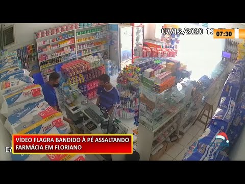 Vídeo flagra bandido assaltando farmácia e saindo a pé em Floriano 08 12 2020