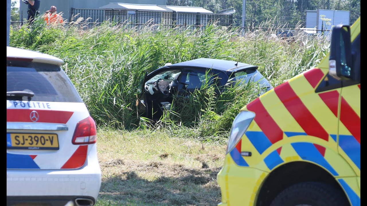Auto beland in sloot na aanrijding met voetganger. Auto beland in sloot na aanrijding met voetganger.