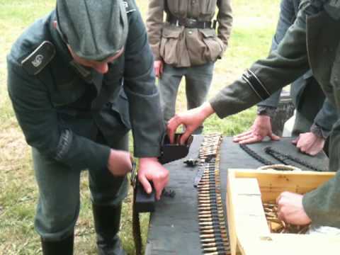 Grenadier-Regiment Großdeutschland 3.Btl 9.Kp beim aufmunitionieren
