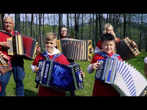 100 + učencev in skladba Veseli Ribnčan (Glasbena šola ROŠER)