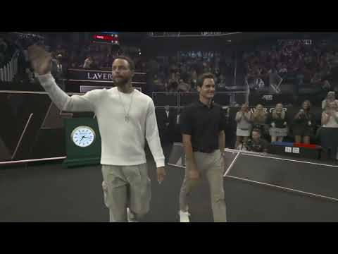 Stephen Curry e Roger Federer juntos no coin toss entre Alcaraz e Fritz na Laver Cup! 🏀🎾