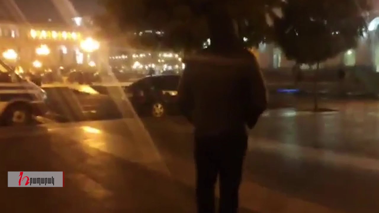 Ոստիկանները շրջապատել են կառավարության շենքը