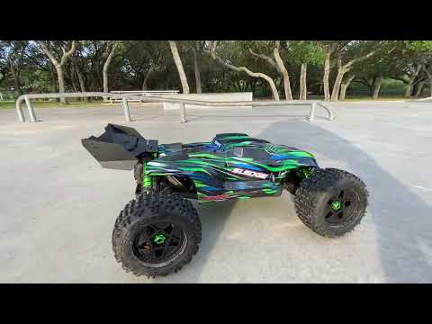 Traxxas-Schlitten im Skatepark!!!