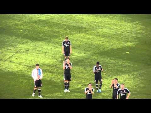 SSC Neapel - FC Bayern - Spieler bedanken sich bei den Fans nach dem Spiel