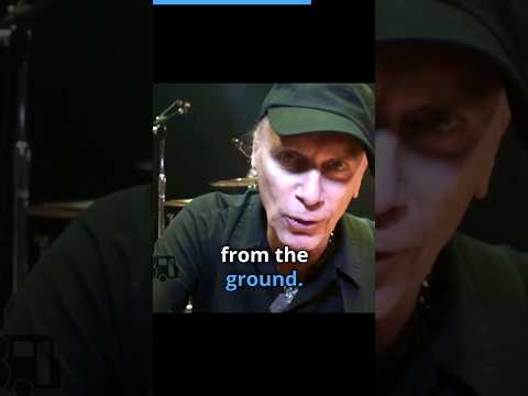 Billy Sheehan shows off the pedalboard he uses as a bassist! #billysheehan #mrbig #digitaltourbus