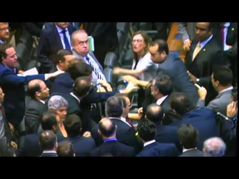 Maria do Rosário agride com um tapa o deputado Paulinho da Força