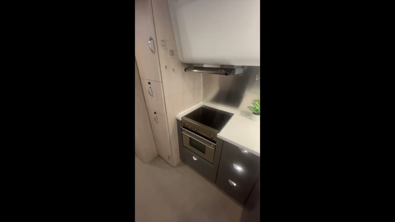 A photo of this 2022 Airstream GLOBETROTTER 27FB TWIN