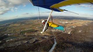 preview picture of video 'Hang Gliding on a Cold Day at Pleasant Gap, PA 12-10-2011 Will Perez'