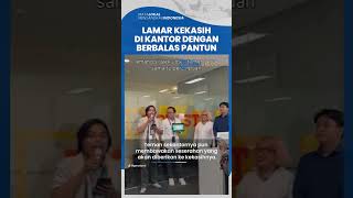 Viral Video Seorang Pria Melamar Kekasih di Kantor dengan Adu Pantun, Teman Langsung Bawa Hantaran