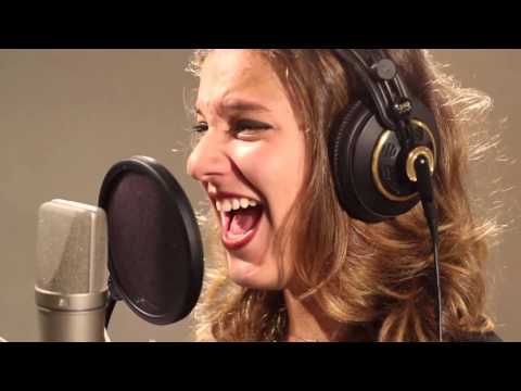 Clipe Abandonada - Alice Caymmi