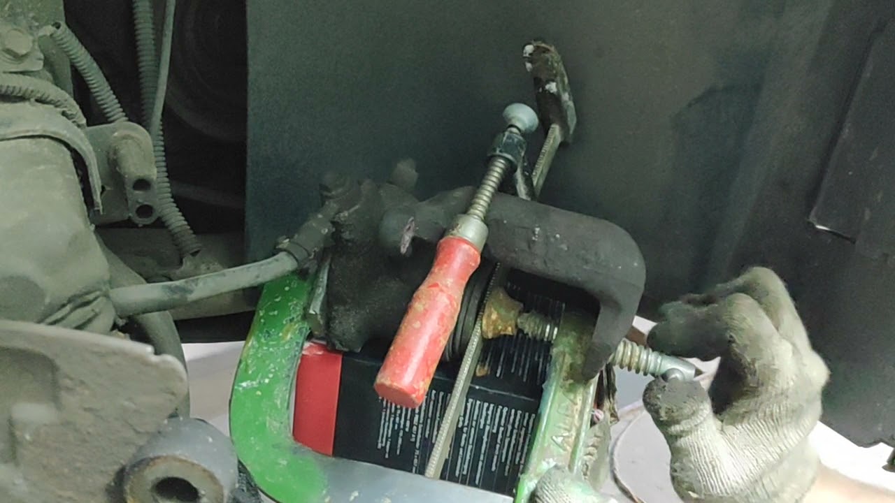 Jak wcisnąć tłoczek hamulca przedniego bez specjalnego klucza