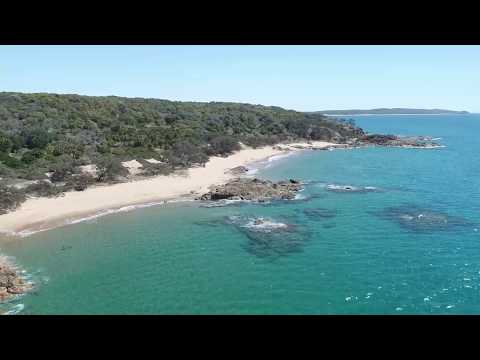 Ritratti tad-drone tal-bajja u s-surf ta’ Chinamans