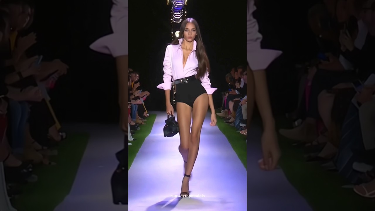 Yasmin Wijnaldum for Brandon Maxwell SS20 #yasminwijnaldum #supermodel #runway #brandonmaxwell