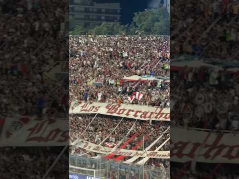 "Asi alienta la hinchada de River… ❤️" Barra: Los Borrachos del Tablón &bull; Club: River Plate