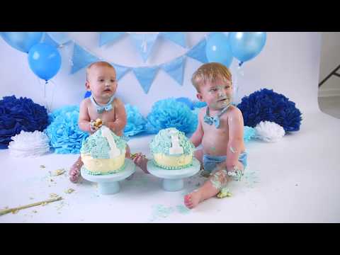 Cake smash session with twins- celebrating the first birthday