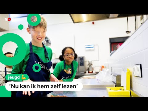 Blinde en slechtziende kinderen maken chocoladeletters in braille