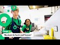 Blinde en slechtziende kinderen maken chocoladeletters in braille