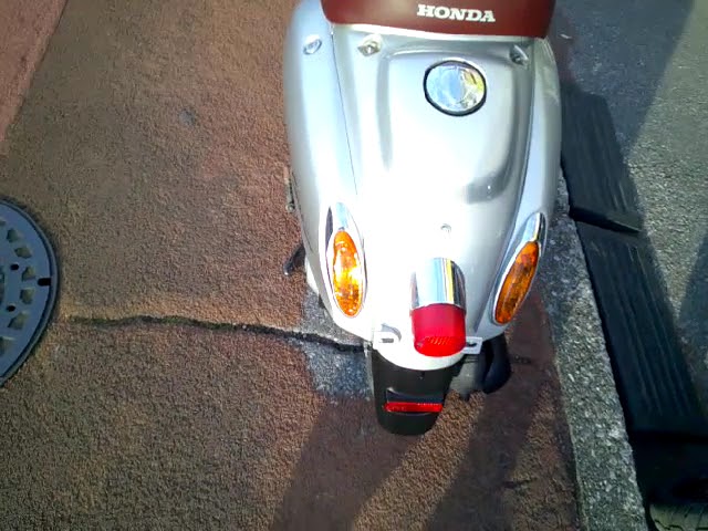 ジョルノクレア/ホンダ 水冷4サイクルエンジン シルバー&ホワイトの
