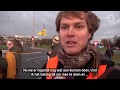Fietsende klimaatactivisten blokkeren rotonde in Wageningen