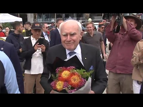 Former PM John Howard lays flowers at Bondi Beach vigil