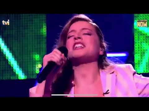 All together now Flavia performs Flashlight