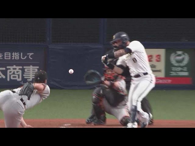 【4回裏】新外国人がアピール!! バファローズ・ゴンザレスのタイムリー2ベースヒット!! 2023年3月10日 オリックス・バファローズ 対 読売ジャイアンツ