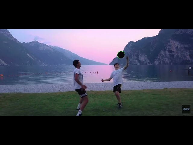 Vídeo relacionado con TOSY Flying Disc - 16 Millones de Colores RGB Leds, Brillante, Modos Inteligentes, iluminación automática, Recargable, Regalo de Pascua y cumpleaños para niños y Adolescentes, Frisbee de 175 g