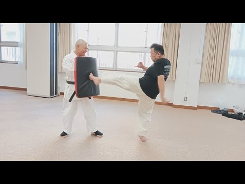 麻痺側の右足を軸にして、三日月蹴り擬きを蹴るわし…。