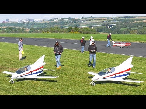 TWO JAMES BOND RC MODEL TURBINE JETS BEDE BD-5J IN DEMO FLIGHT!! / Jet Power Fair 2017
