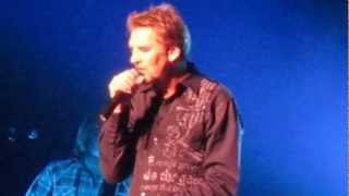 Kenny Loggins sings "Christmas Time is Here"