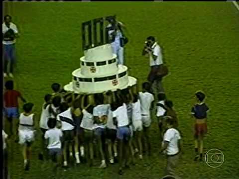 Contra o Volta Redonda em 1982, Roberto Dinamite marca o gol de número 500