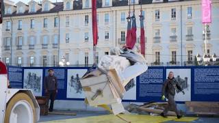 A Palazzo Madama tornano le statue: il sollevamento a 27 metri d’altezza