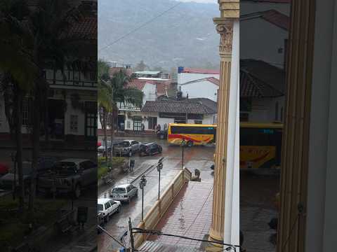 En medio de la lluvia hoy en #Guayatá arranca rumbo a #Bogotá la Flota Valle de Tenza ❤️