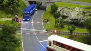 preview picture of video 'Modellbahn - Zug und Bahnübergang - train and railroad crossing - 電車と踏切'