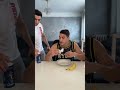 Bottle flip challenge : il met une grosse baffe à son frère jumeaux #shorts